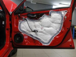 nowe auto - brak fabrycznej osłony przed hałasem