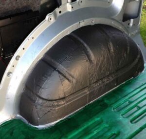 wygłuszenie nadkoli pomaga zredukować szum np. przednich opon