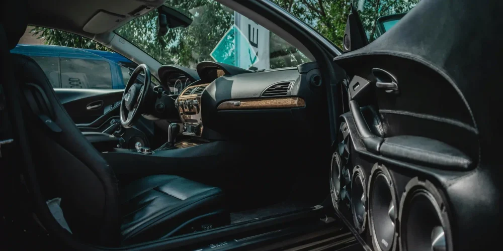 glosniki car audio w drzwiach