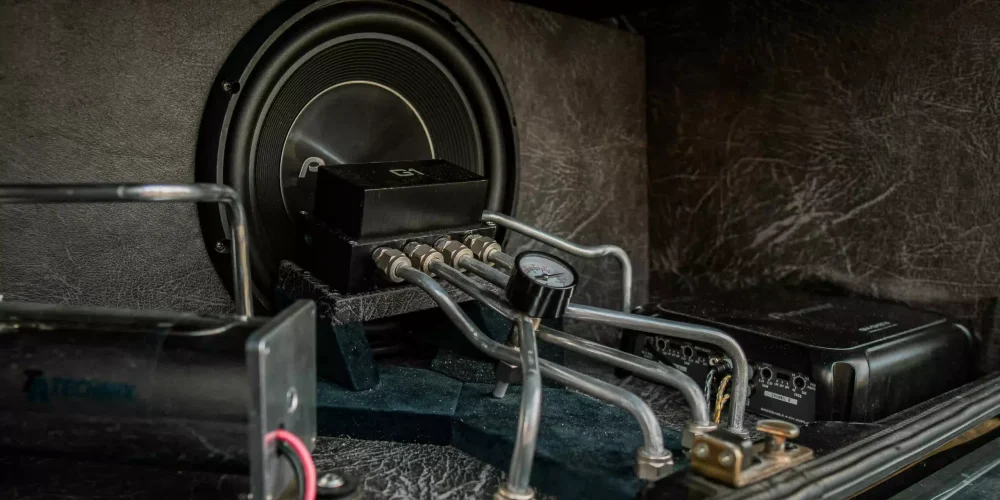 montaz-subwoofera w samochodzie